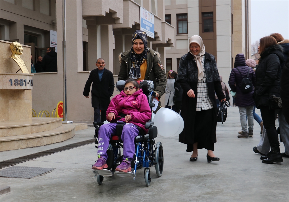 Öğretmen, öğrenci ve veliler serebral palsi hastası İlayda'ya tekerlekli sandalye aldı