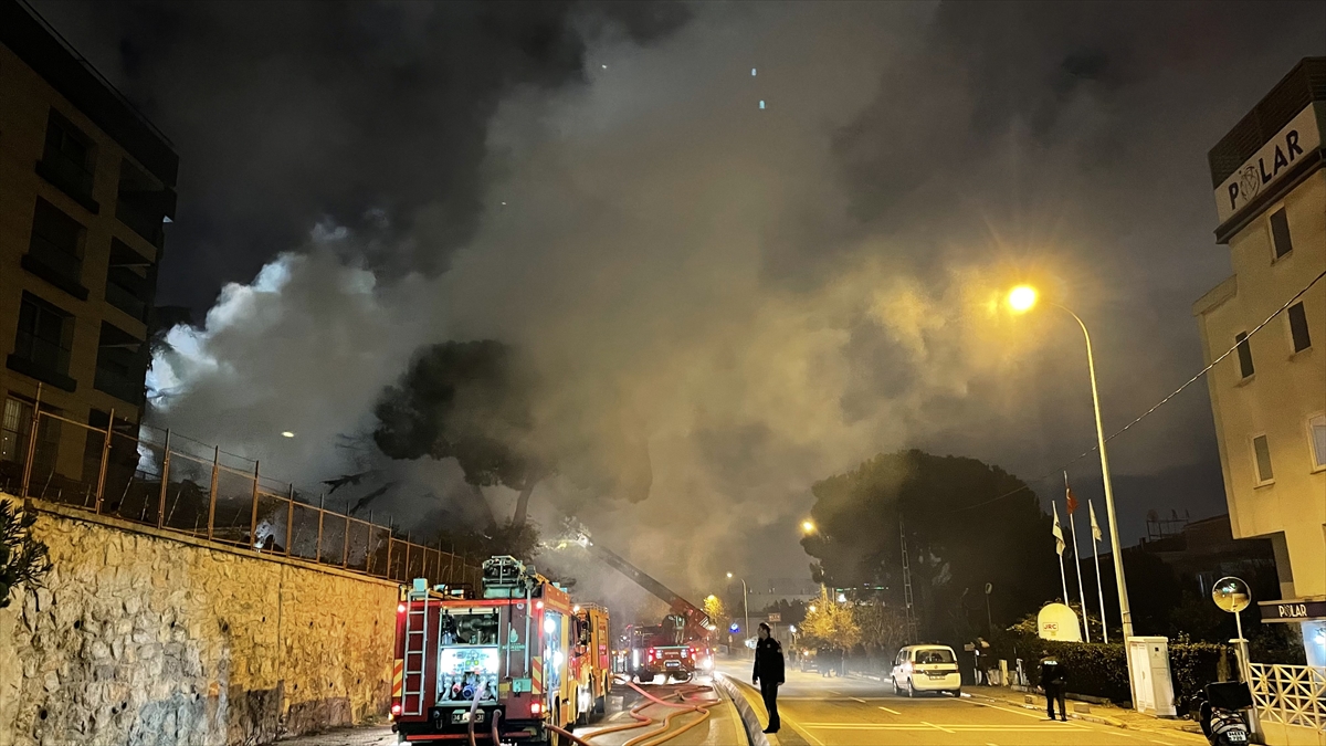 Pendik'te metruk binada çıkan yangın söndürüldü