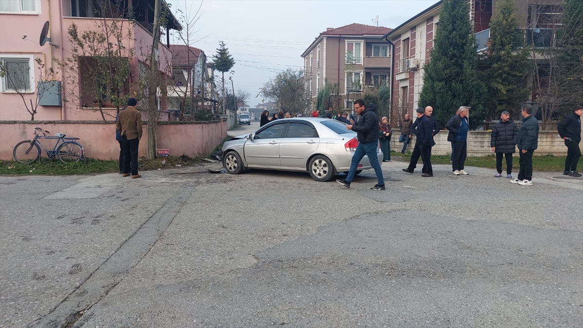 Sakarya'da kaza yapan aracın çarptığı babaanne öldü, torunu ağır yaralandı