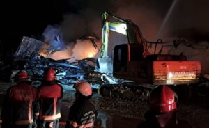 SAKARYA (AA) – Sakarya'nın Adapazarı ilçesinde bir mobilya deposunda çıkan