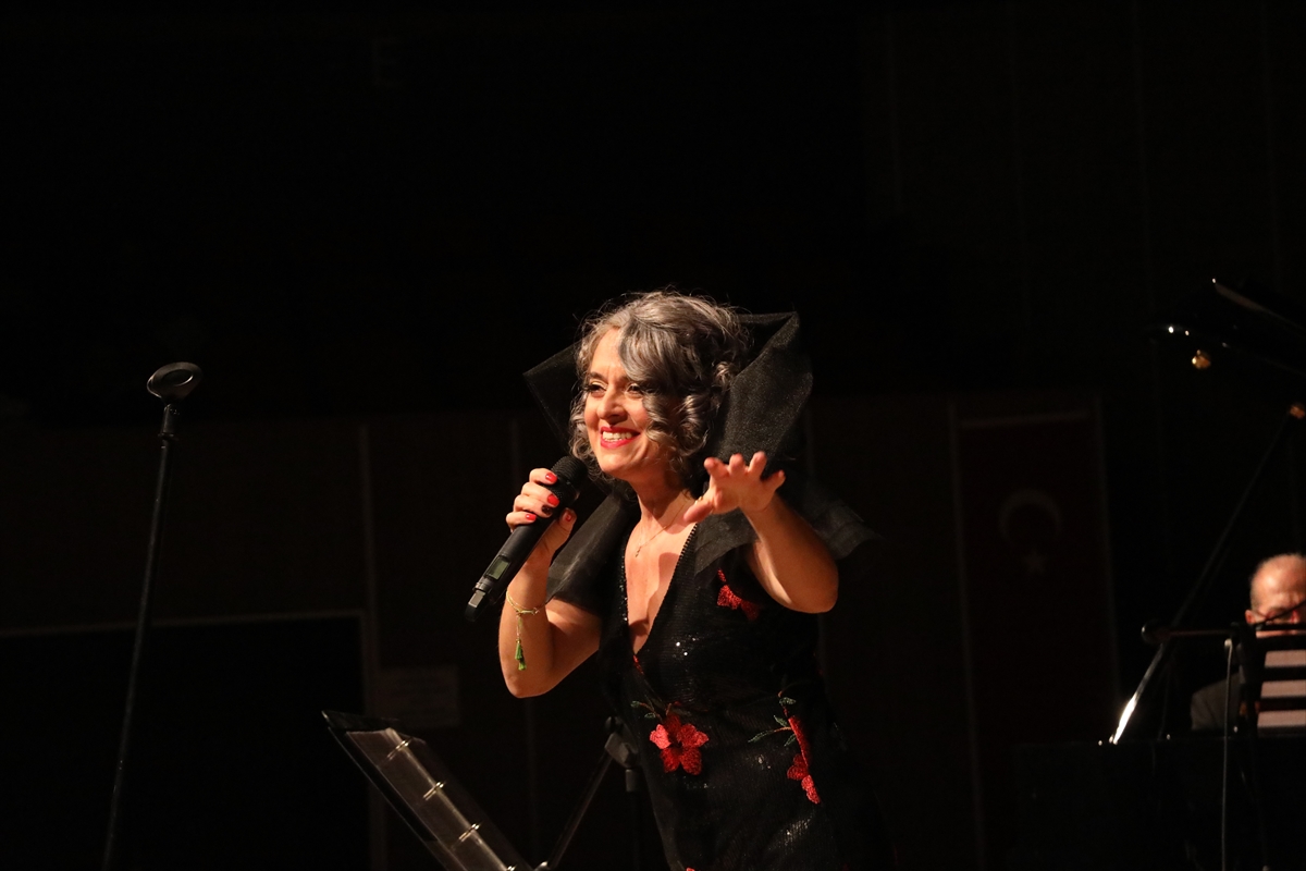 Sanatçı Zeki Müren 91. doğum gününde konserle anıldı