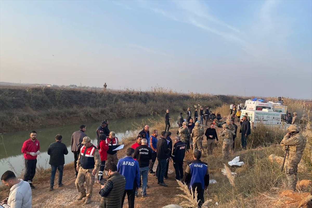 ŞANLIURFA (AA) – Şanlıurfa'da düzensiz göçmenlerin bulunduğu minibüsün sulama kanalına