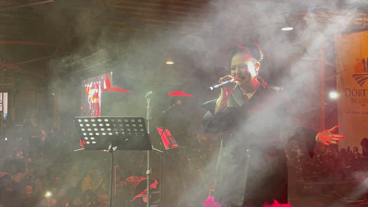 Şarkıcı Tuğçe Kandemir, Hatay'da konser verdi