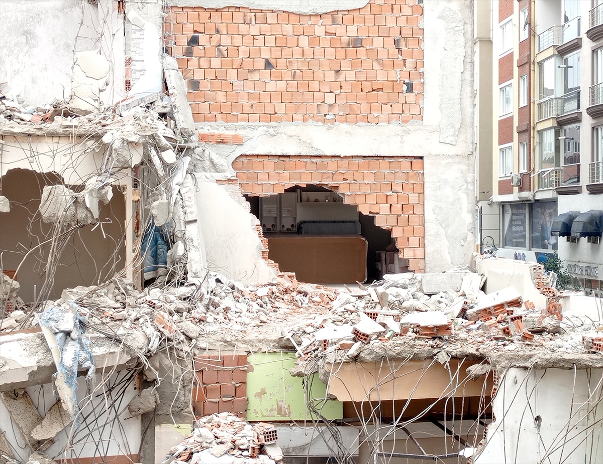 Silivri'de bina yıkımı sırasında bitişik binada hasar oluştu