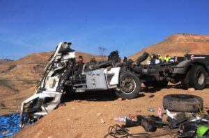 ŞIRNAK (AA) – Şırnak'ın Cizre ilçesinde kömür yüklü tırın şarampole