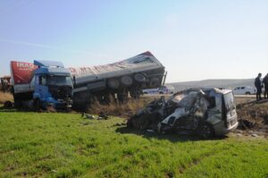 ŞIRNAK (AA) – Şırnak'ın Cizre ilçesinde tır ile hafif ticari