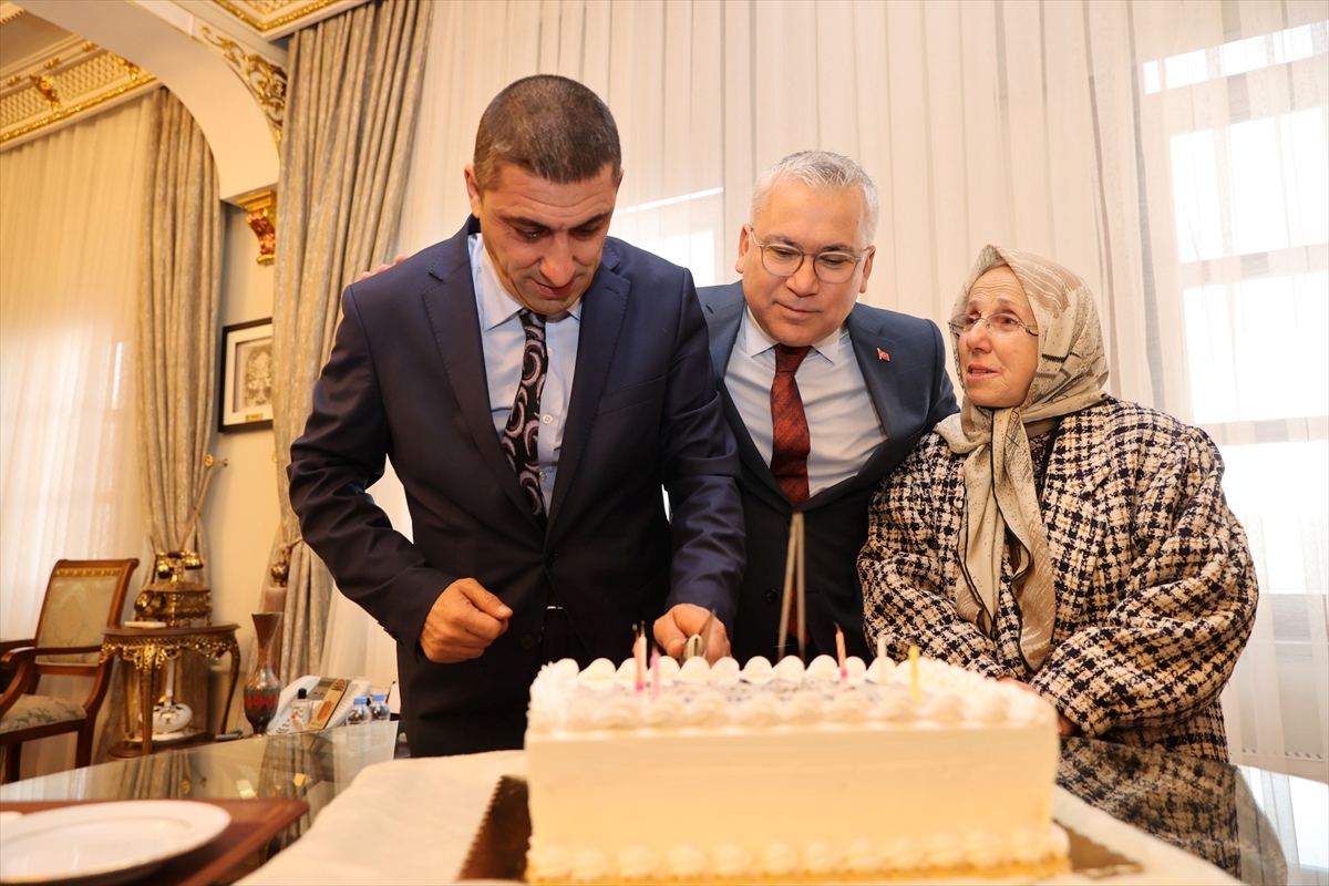 Sivas Valisi Şimşek engelli vatandaşın doğum gününü makamında kutladı