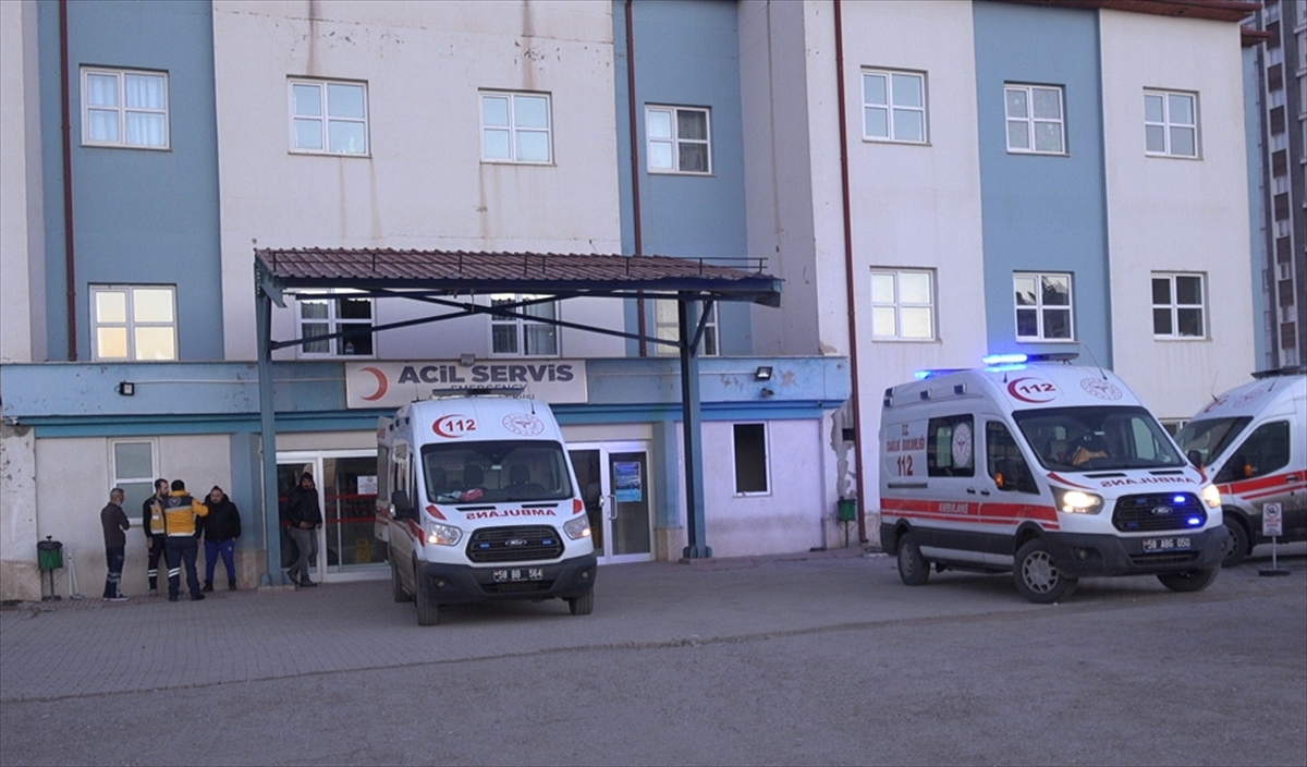 Sivas'ta iki aracın karıştığı kazada 5 kişi yaralandı