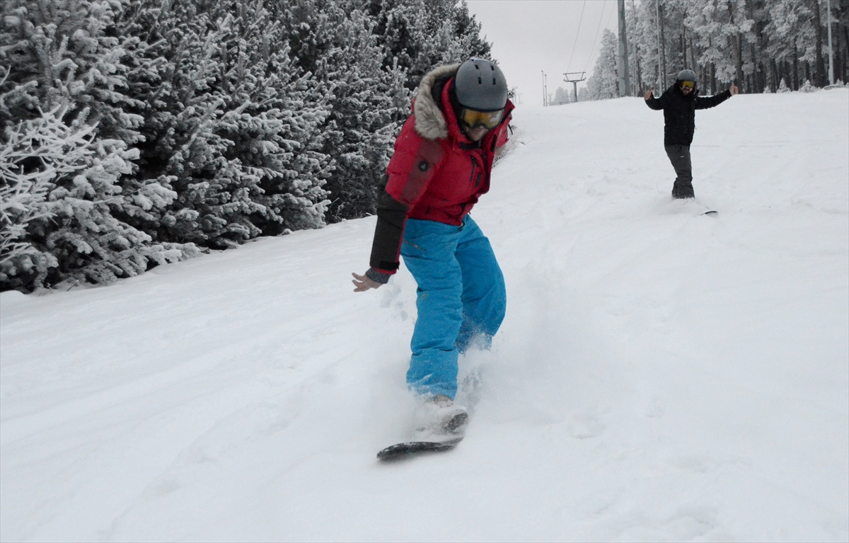 Snowboard tutkunları kar kalınlığının 20 santimetreye ulaştığı Cıbıltepe'de kayak yaptı