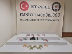 İSTANBUL (AA) – Sultanbeyli'de internette tanıştıkları kişinin telefon ve parasını