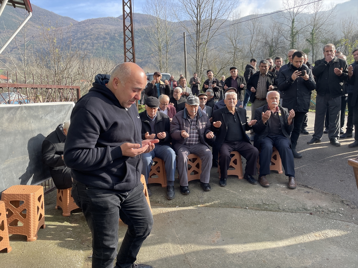 Tedavi sürecinde 5 ay hastane otoparkında yaşayan baba, oğlunu kaybetti