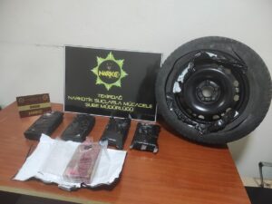 TEKİRDAĞ (AA) – Tekirdağ'da otomobilin yedek lastiğine sakladıkları 6 kilogram