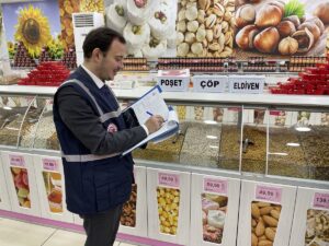 EDİRNE (AA) – Trakya'da, yılbaşı öncesi kuruyemişçilere yönelik fiyat etiketi