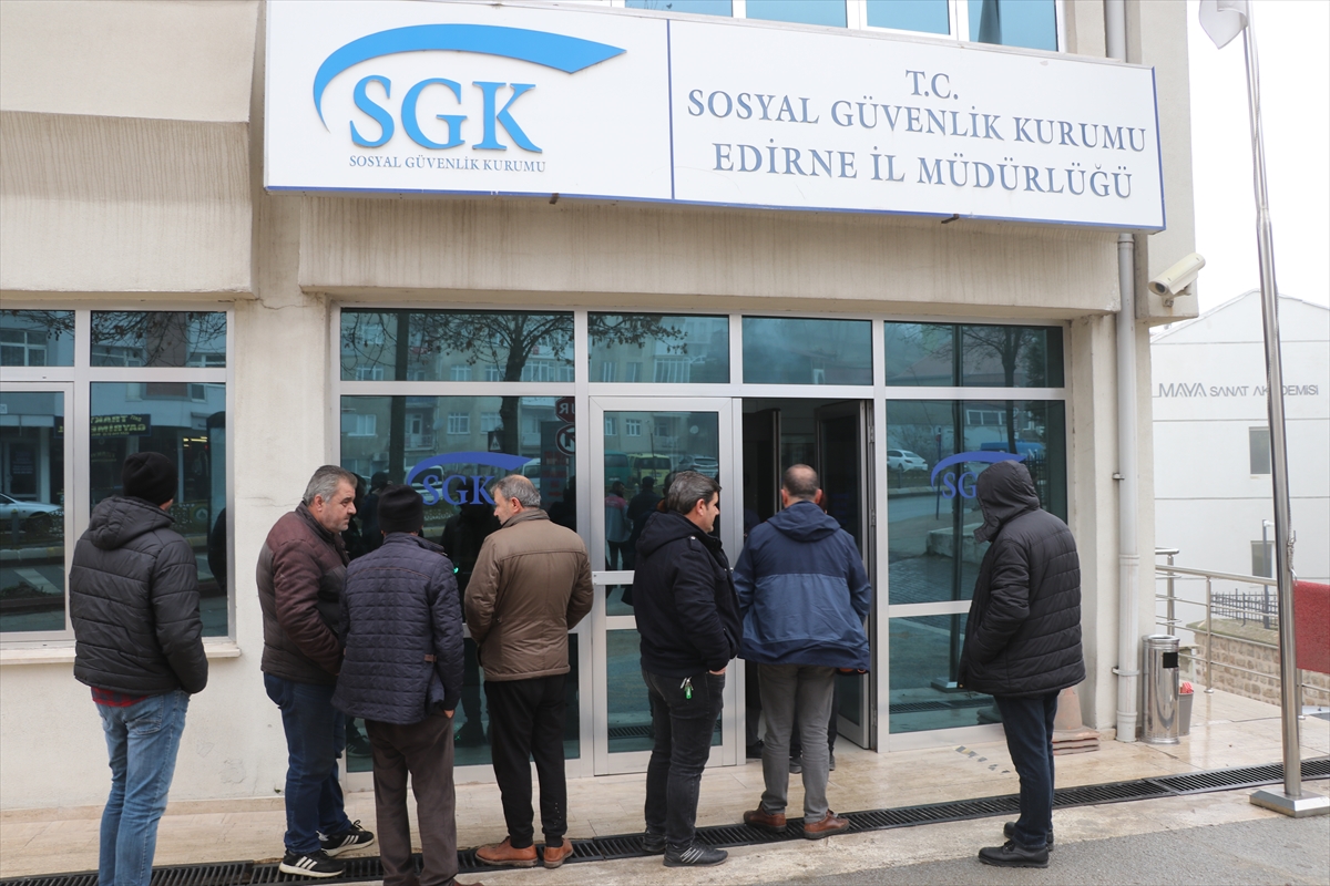 Trakya'daki SGK müdürlüklerinde EYT'lilerin yoğunluğu sürüyor