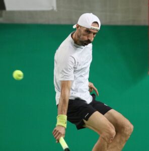 - Müsabakalarda, kadınlarda ve erkeklerde toplamda 25 takımdan 122 sporcu