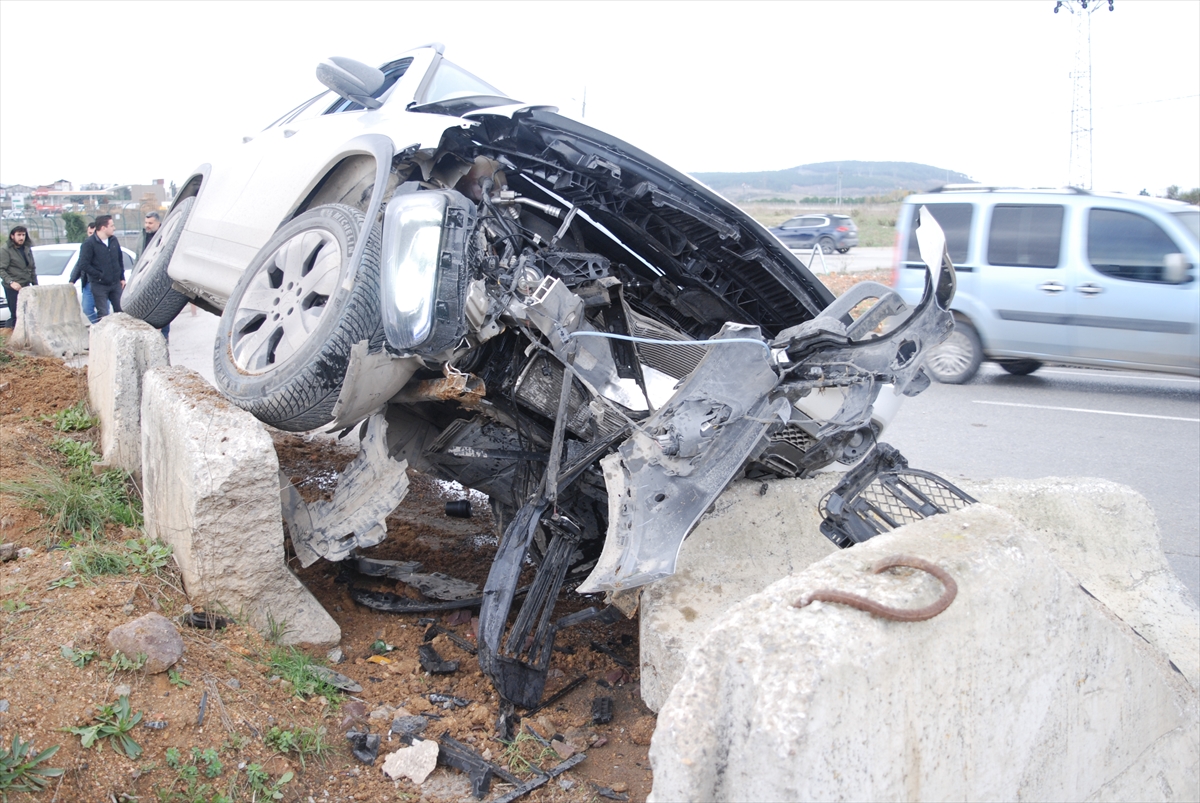 Tuzla'da direksiyon hakimiyetini kaybeden sürücü beton bariyerlere çarptı