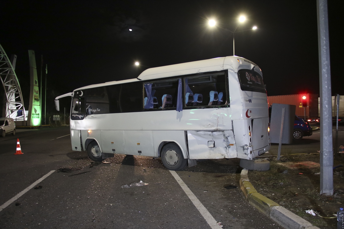 Uşak'ta işçileri taşıyan midibüse tırın çarpması sonucu 20 kişi yaralandı