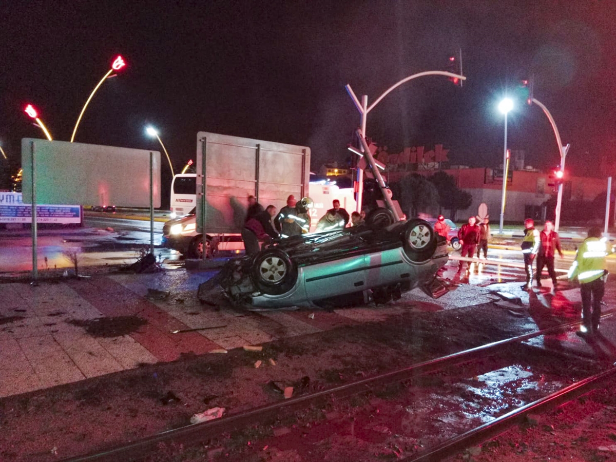 Uşak'ta yolcu trenine çarpan otomobildeki 2 kişi ağır yaralandı