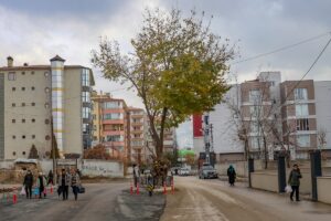 VAN (AA) – Van'ın İpekyolu ilçesinde yürütülen çalışmalarda genişletilen yolun