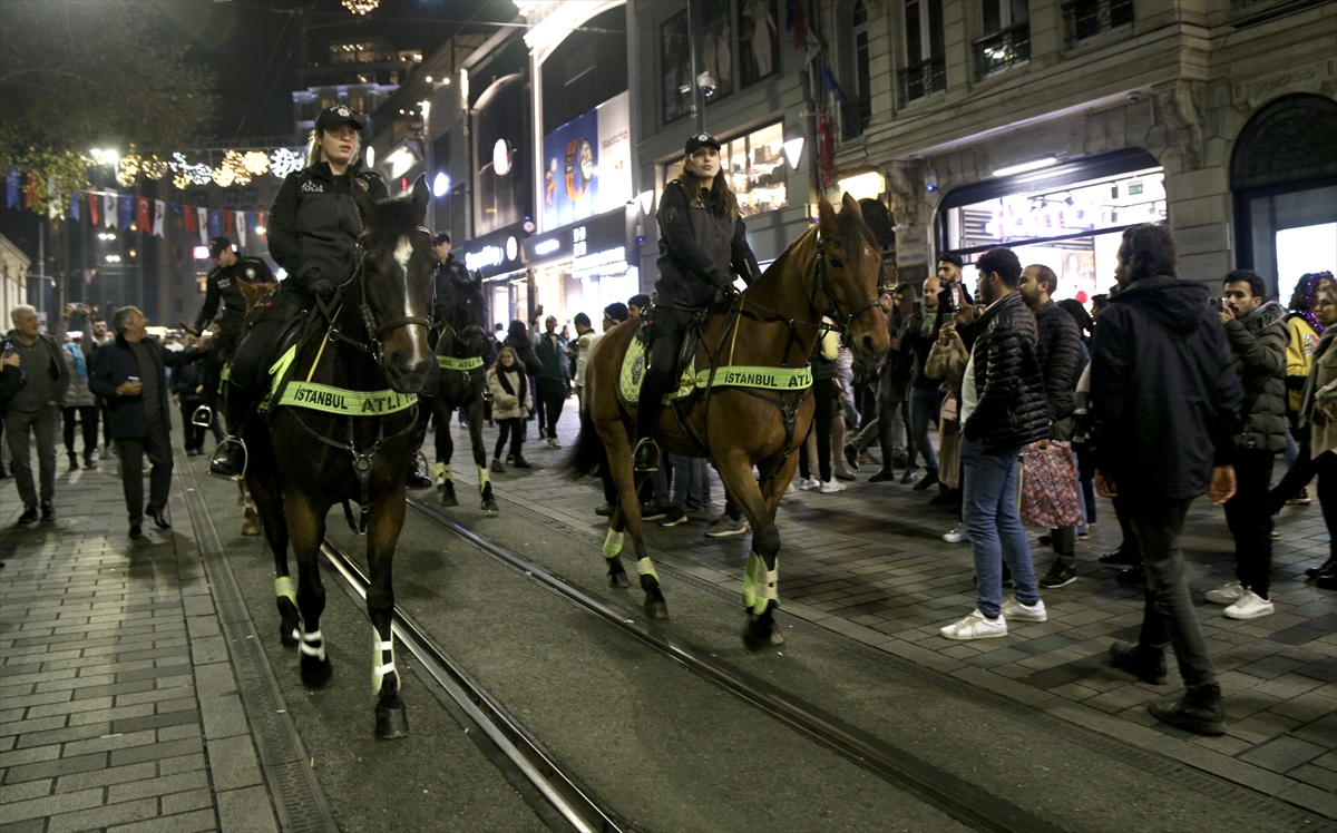 Taksim'deki Mobil Komuta Merkezi'nden İstanbul kameralarla anlık takip ediliyor