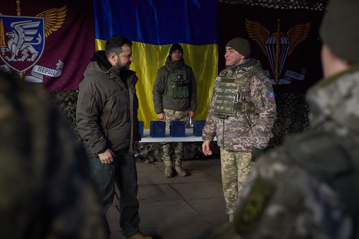 Zelenskiy sıcak çatışmaların yaşandığı Donetsk cephesini ziyaret etti