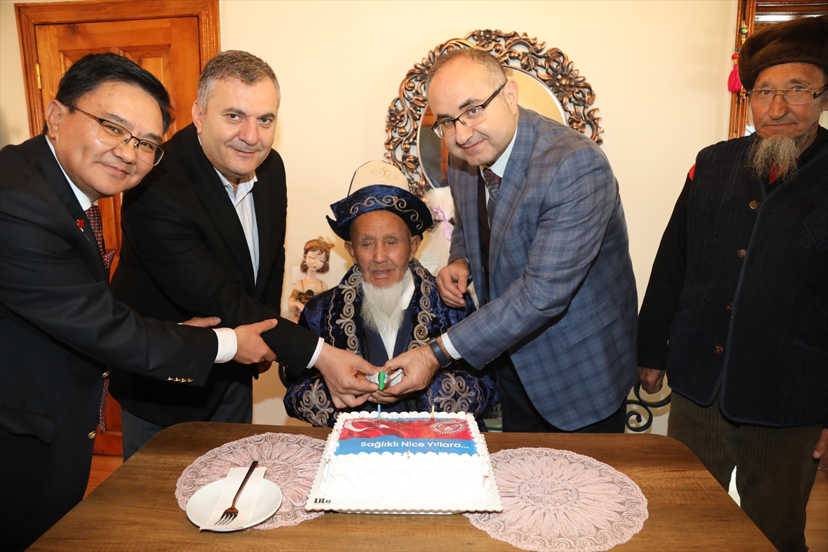 103 yaşındaki Kırgızistan asıllı Ulu'ya sürpriz doğum günü kutlaması