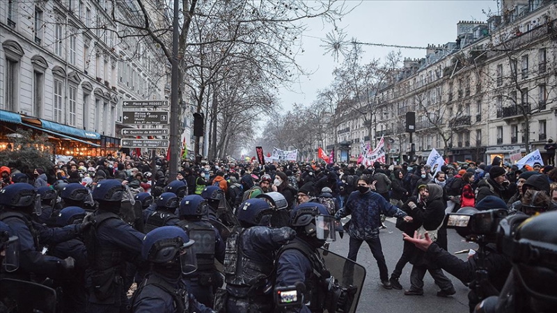 Fransa’da emeklilik reformuna karşı protestolara 1 milyondan fazla kişi katıldı