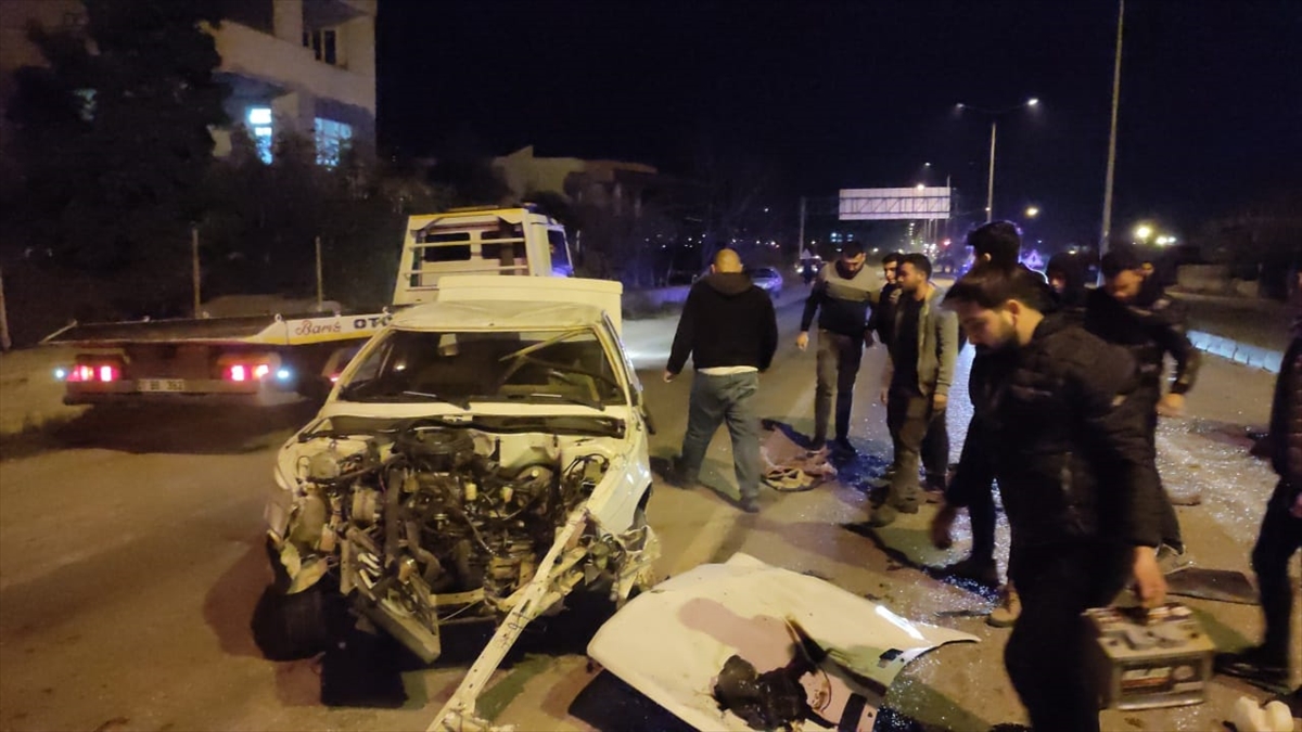 Adana'da devrilen otomobilin sürücüsü yaralandı