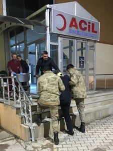 ADIYAMAN (AA) – Adıyaman'ın Gerger ilçesinde devrilen hafif ticari araçtaki