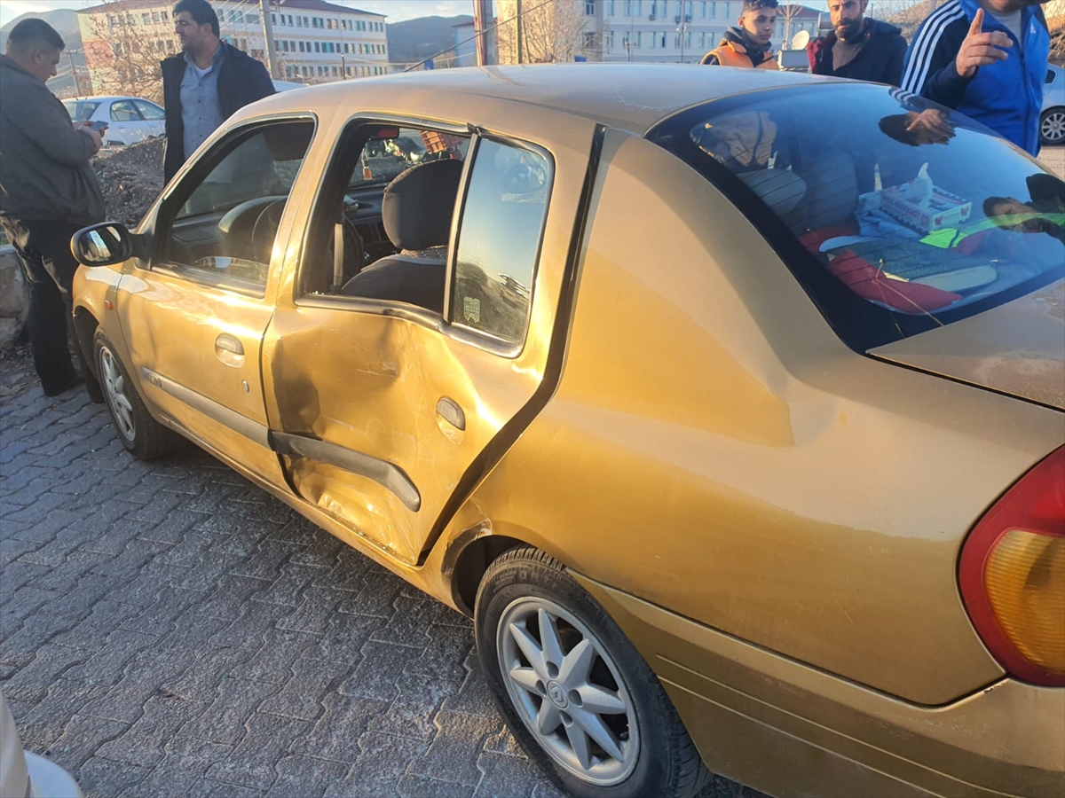 Adıyaman'da yolcu minibüsü ile otomobilin çarpışması sonucu 3 kişi yaralandı