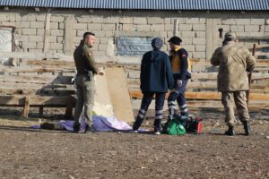 AĞRI (AA) – Ağrı'nın Eleşkirt ilçesinde bir evin önünde silahla