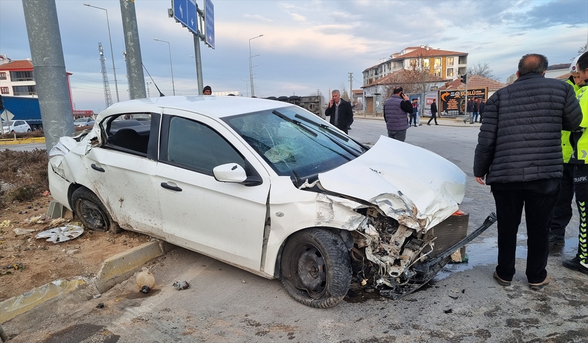 Aksaray'da tır ile otomobilin çarpışması sonucu 5 kişi yaralandı