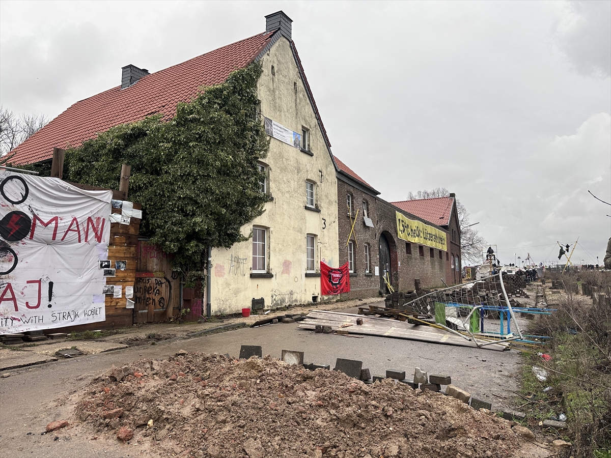 Almanya'da çevre aktivistleri maden köyünden tahliye ediliyor