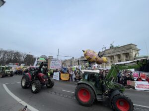 BERLİN (AA) – Almanya’nın başkenti Berlin’de çiftçiler, tarım ve gıda