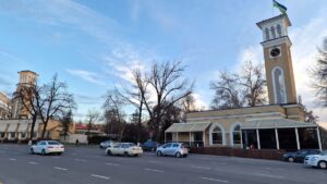 - Özbekistan'ın en önemli meydanlarından Emir Timur Meydanı'nın hemen yanında