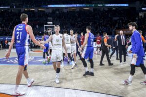 - Anadolu Efes: 81 - Bayern Münih: 89