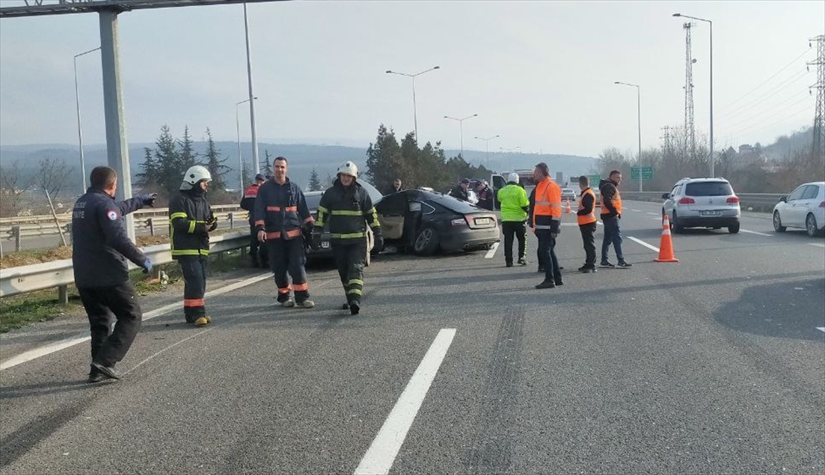 Anadolu Otoyolu'nda iki otomobil çarpıştı, 3 kişi yaralandı