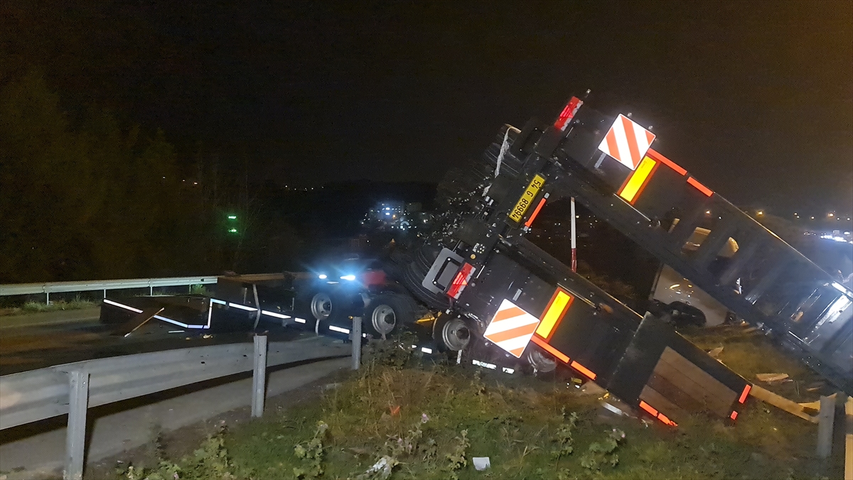 KOCAELİ (AA) – Anadolu Otoyolu'nun Kocaeli kesiminde, refüje çarpan tırın