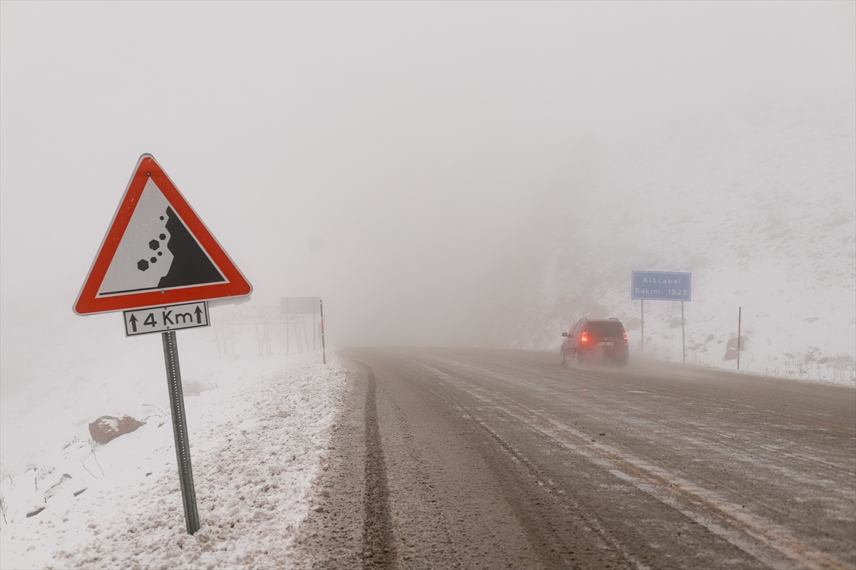 Antalya-Konya kara yolunda kar yağışı etkili oluyor