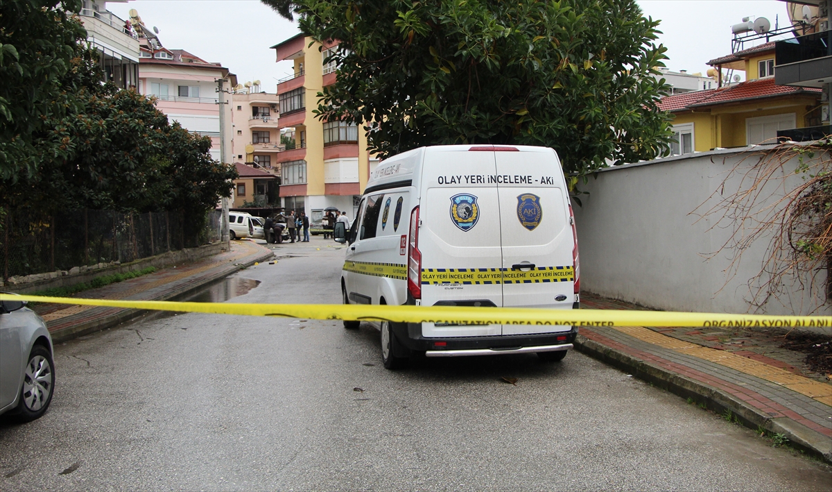 Antalya'da bir kişi silahla yaralandı