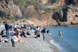 ANTALYA (AA) – Antalya'da güneşli havayı fırsat bilenler denizde yüzdü,