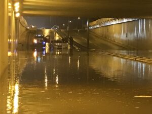 ANTALYA (AA) – Antalya'da kuvvetli fırtına ve yağış hayatı olumsuz