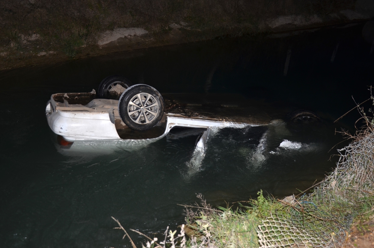 Antalya’da sulama kanalına düşen otomobilin sürücüsü yaralandı