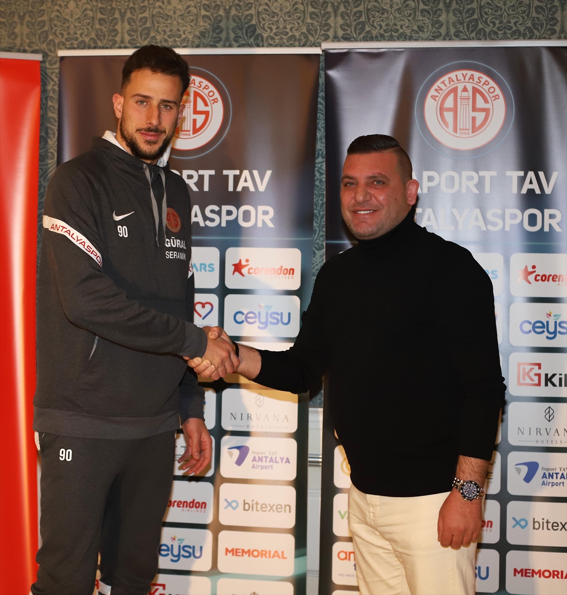 Antalyaspor, kaleci Helton Leite ile sözleşme imzaladı