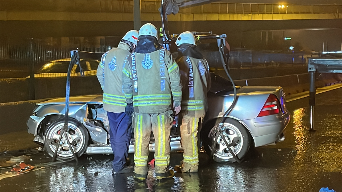 Ataşehir'de hafif ticari araca çarpan otomobilin sürücüsü öldü