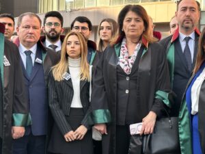 - Servet Bakırtaş'ı Bakırköy'deki ofisinde, bir kadını da Yenibosna'daki iş