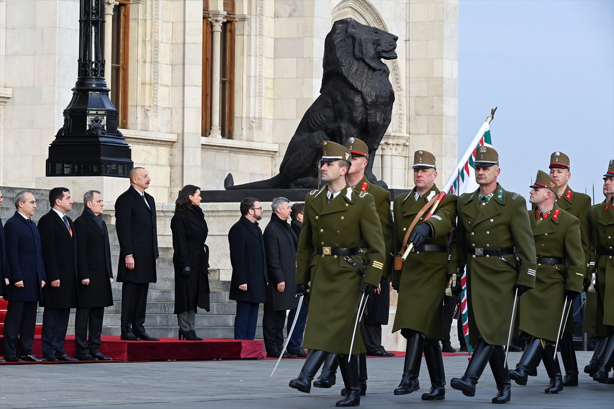 Azerbaycan Cumhurbaşkanı Aliyev, Macaristan'da mevkidaşı Novak'la görüştü