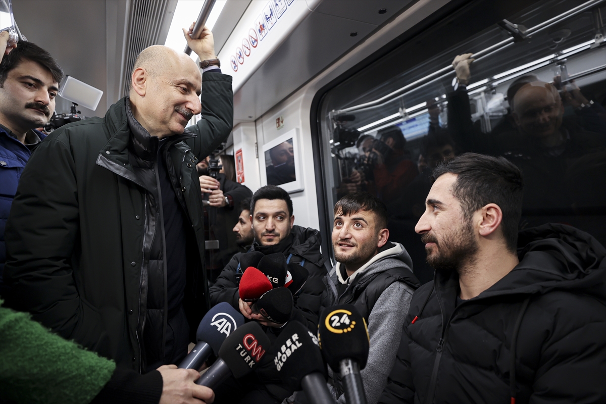 Bakan Karaismailoğlu, İstanbul Havalimanı metrosunda yolculuk etti