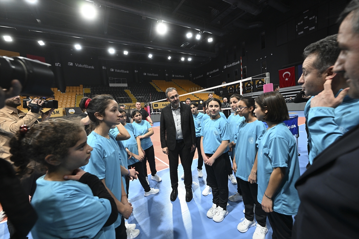 Bakan Kasapoğlu ile Guidetti, Kars'tan gelen kız voleybolcularla İstanbul'da buluştu