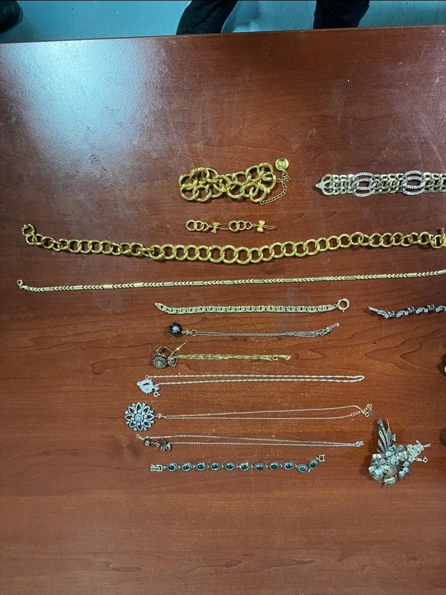 Balıkesir'de telefonla aradıkları yaşlı kadının 2 milyon liralık altınını dolandıran 3 kişi tutuklandı